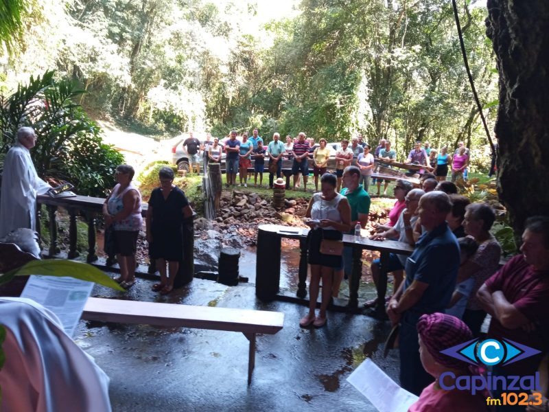 Celebração de Nossa Senhora de Lourdes é realizada na gruta de Linha Sul