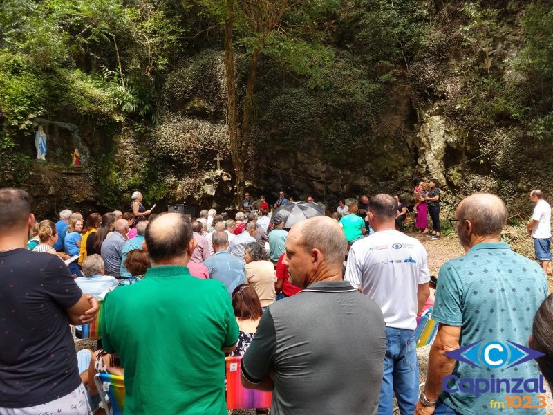 Devotos lotam a gruta da Gruta da Barra Fria para homenagear Nossa Senhora de Lourdes