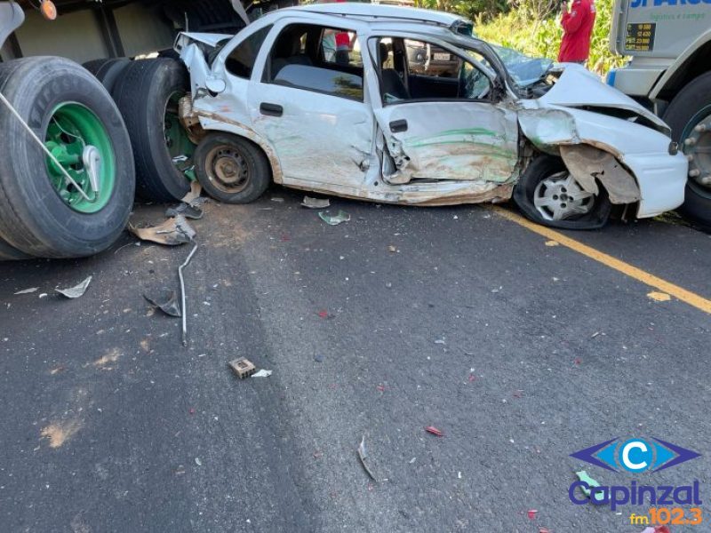 Colisão grave envolve carretas e carro na BR-153