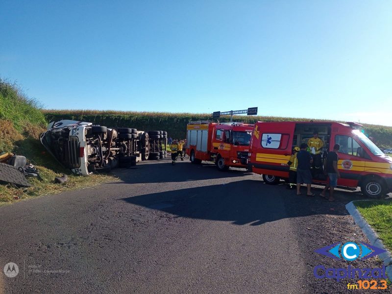 Carreta tomba, bate em barranco e motorista fica preso nas ferragens em Campos Novos