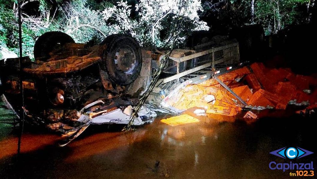 Pai, mãe e filha morrem após caminhão tombar dentro de rio no Oeste