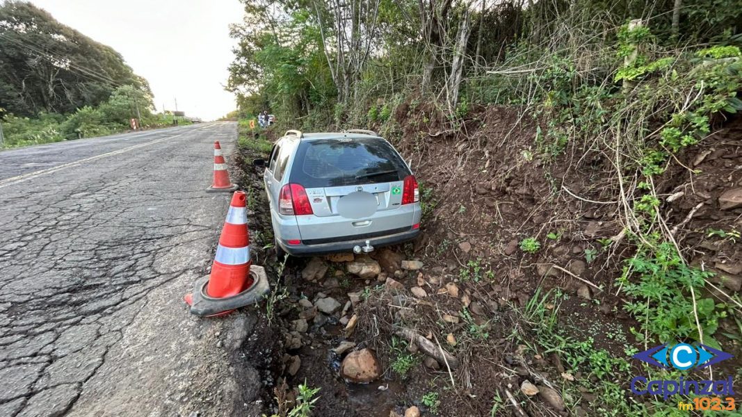 Veículo sai da pista na SC-150, interior de Capinzal