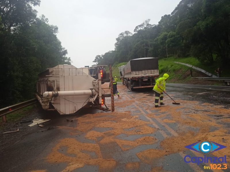 Grave colisão entre caminhões provoca vazamento de óleo diesel na BR-116