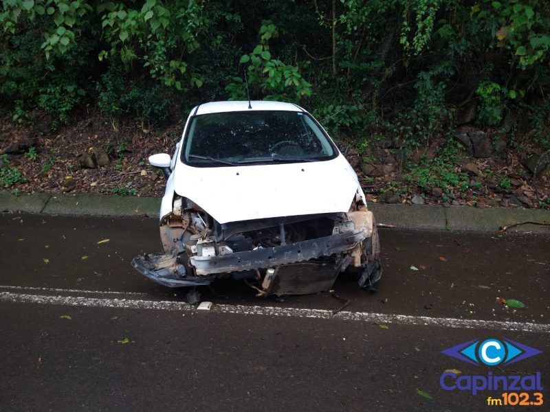 Veículo com placas de Capinzal sai de pista em Lacerdópolis