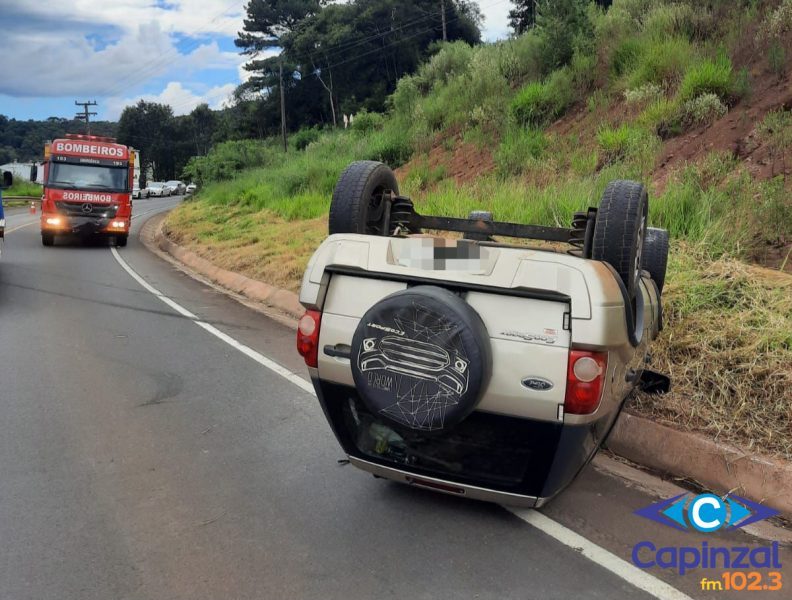 Motorista é socorrido pelos Bombeiros após capotamento na SC-135