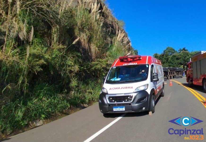 Motorista fica preso às ferragens após tombamento de caminhão em Ibicaré