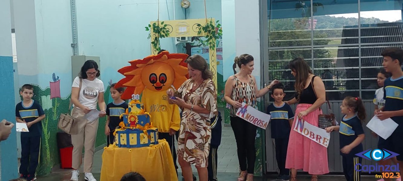 Escola Municipal Viver e Conhecer comemora 38 anos com homenagens