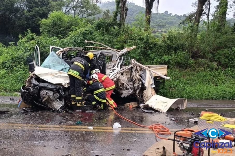 Colisão entre caminhão e carreta deixa dois feridos graves na BR-153