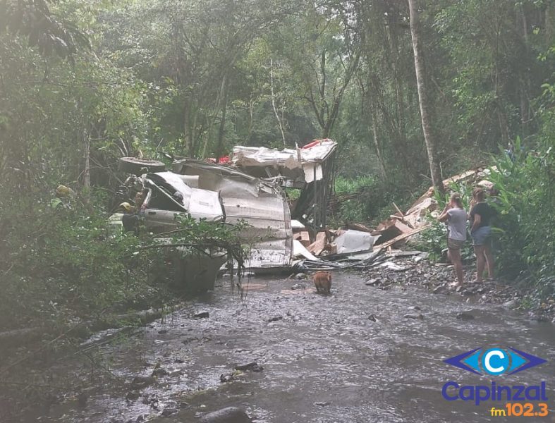 Motorista fica ferido após caminhão perder o freio e capotar na ribanceira na SC 283