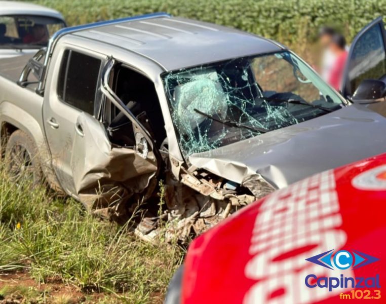 Motorista é socorrido pelos Bombeiros após caminhonete sair da pista em Campos Novos