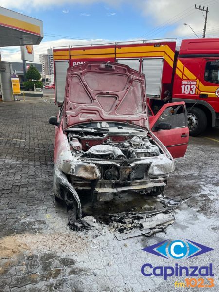 Incêndio em veículo mobiliza Corpo de Bombeiros no centro de Curitibanos