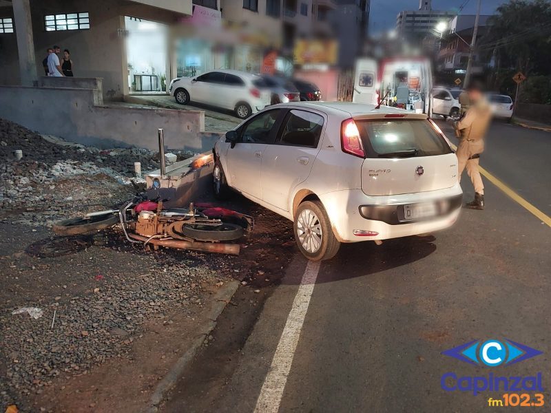 Motociclista de 18 anos apresenta fratura após colisão com carro em Videira