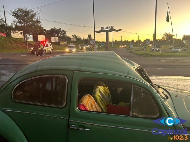 Colisão entre fusca e moto deixa três feridos no acesso a Zortéa