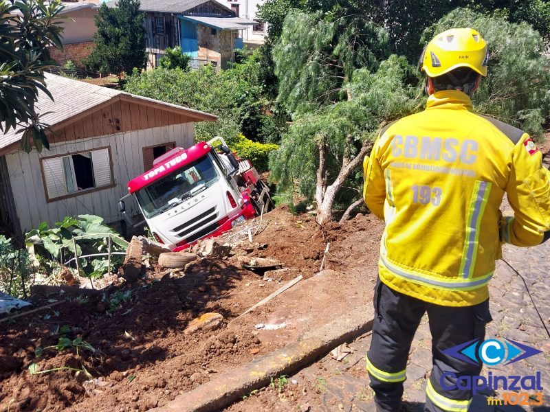 Caminhão perde controle e colide em residência no município de Videira