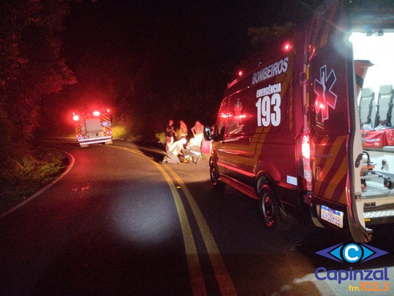 Veículo sai da pista, capota e deixa dois feridos na SC 464