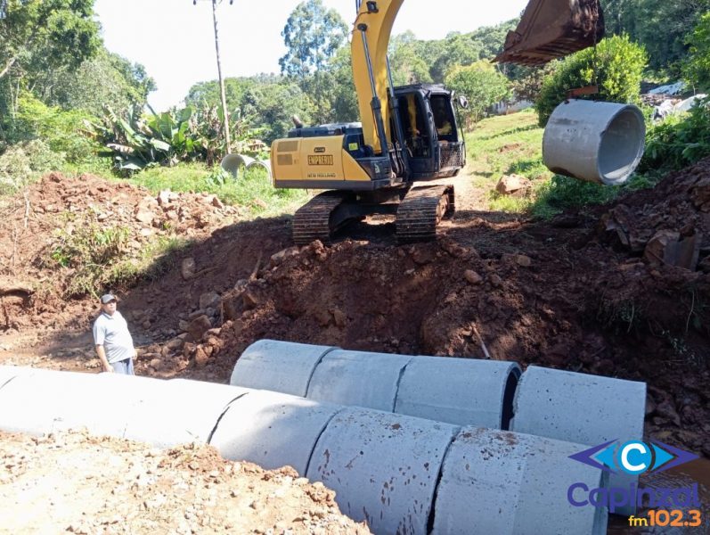 Secretaria de Obras implanta novas tubulações na estrada do “Caçadorzinho” no interior de Ouro