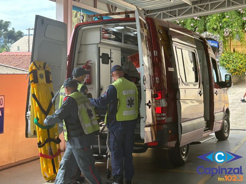 Motociclista fica ferido após colidir em carro e no muro de empresa na Cidade Alta