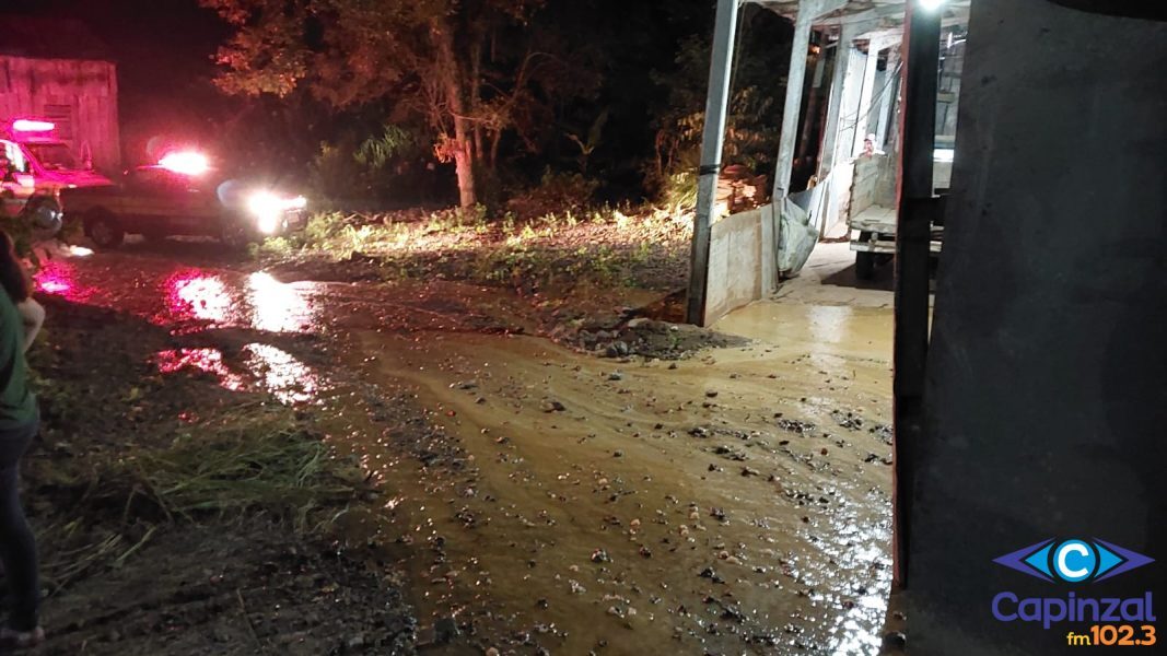 Carreta carregada com mel tomba no Contorno Viário de Seara e motorista é levado ao Hospital