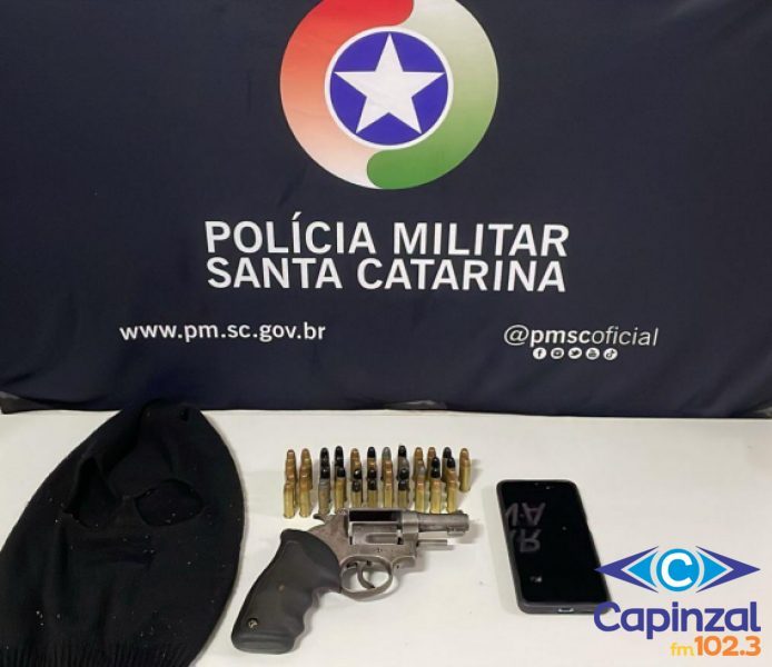 Disparo com arma de fogo em frente a uma escola gera prisão de homem por porte ilegal do armamento