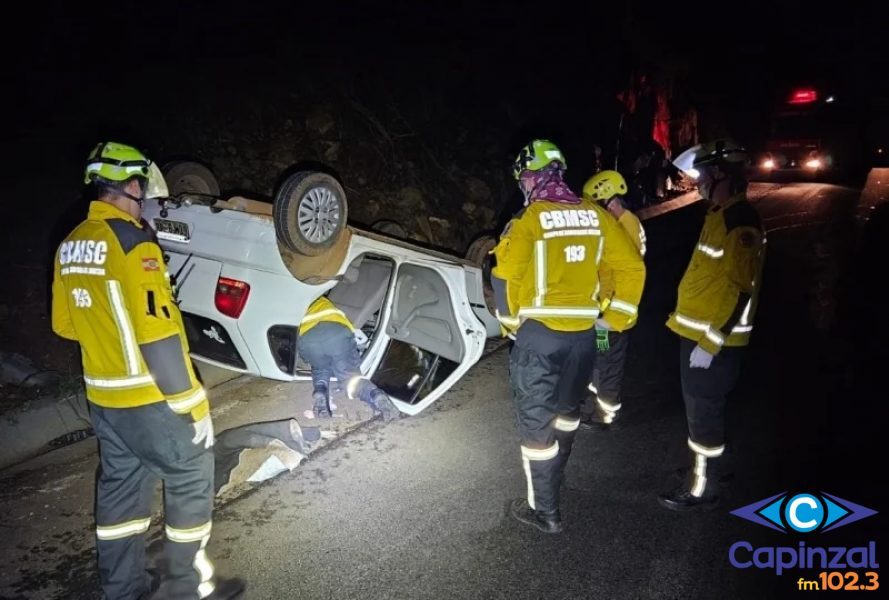 Briga de casal termina em capotamento de carro na SC-283