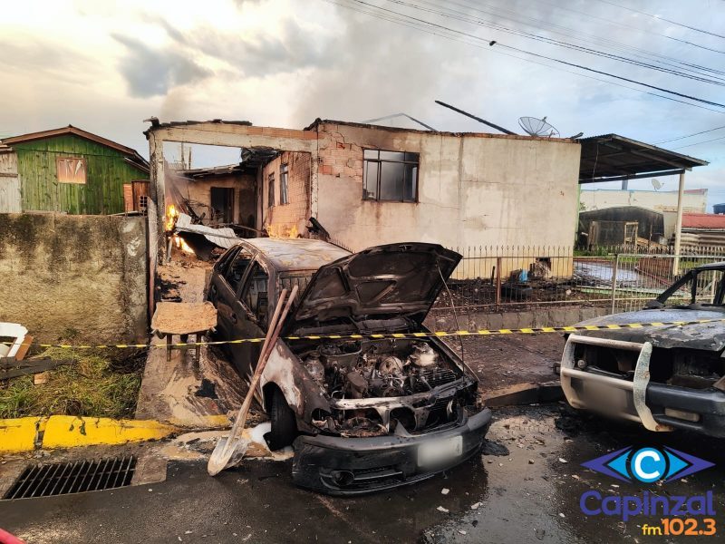 Bombeiros combatem por quatro horas incêndio que destruiu residência e veículos