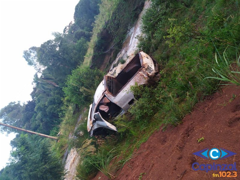 Veículo despenca de barranco e motorista fica ferido na SC 150