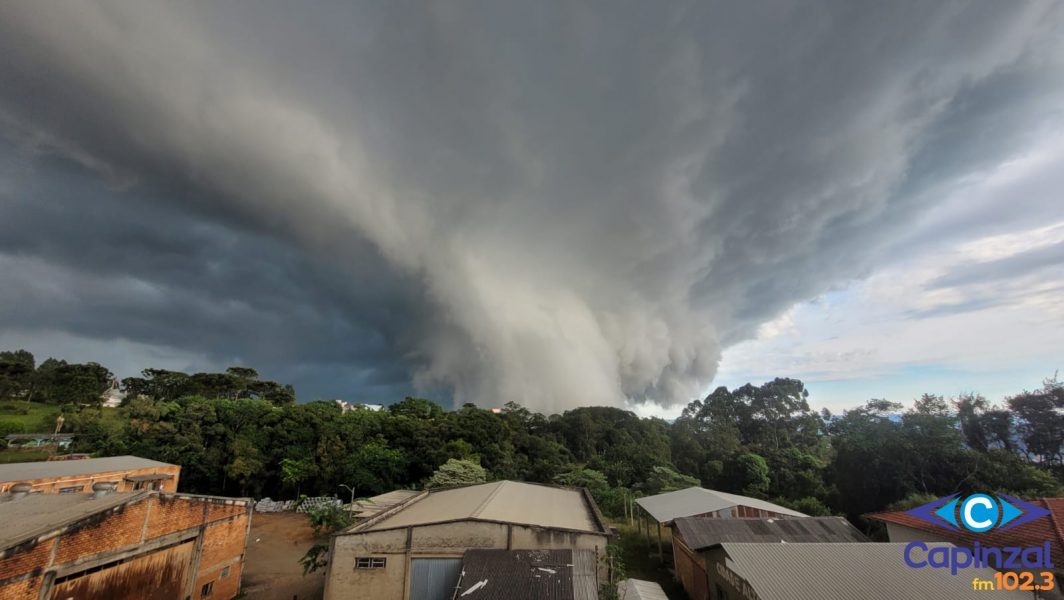 Moradores registram imagens impressionantes durante passagem da frente fria em Capinzal e Ouro / VÍDEO