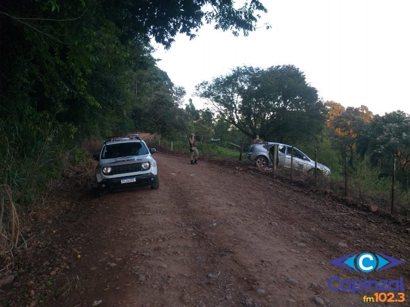 Homem rende motorista, foge com automóvel roubado e acaba preso após sofrer acidente