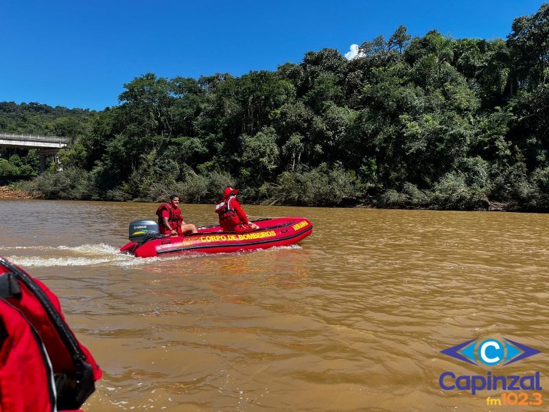 Corpo de Bombeiros de Capinzal realiza treinamento sobre condução de embarcação no Rio do Peixe