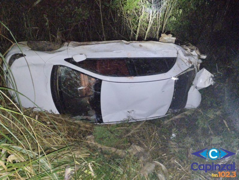 Carro capota e deixa três feridos na SC-120