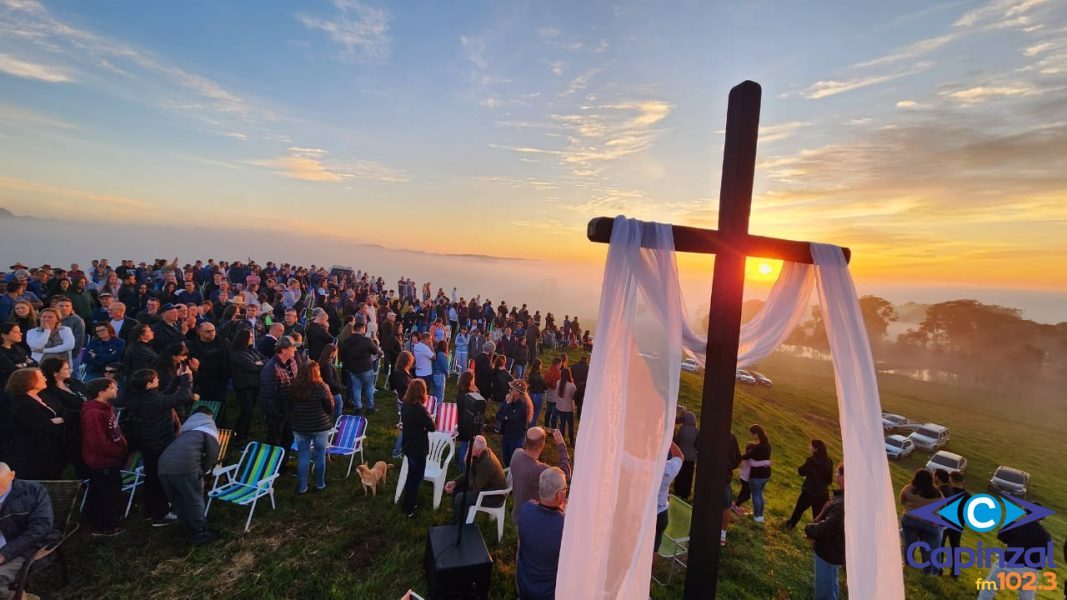 Missa no amanhecer deste domingo é celebrada sobre morro em Linha Sagrado