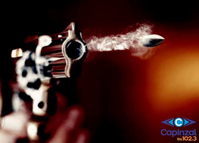 Homem encontra projétil de arma de fogo dentro de seu carro após perfurar o teto