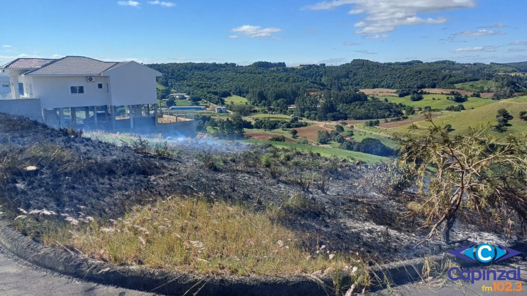 Incêndio em dois terrenos próximos de residências mobilizam Bombeiros em Capinzal