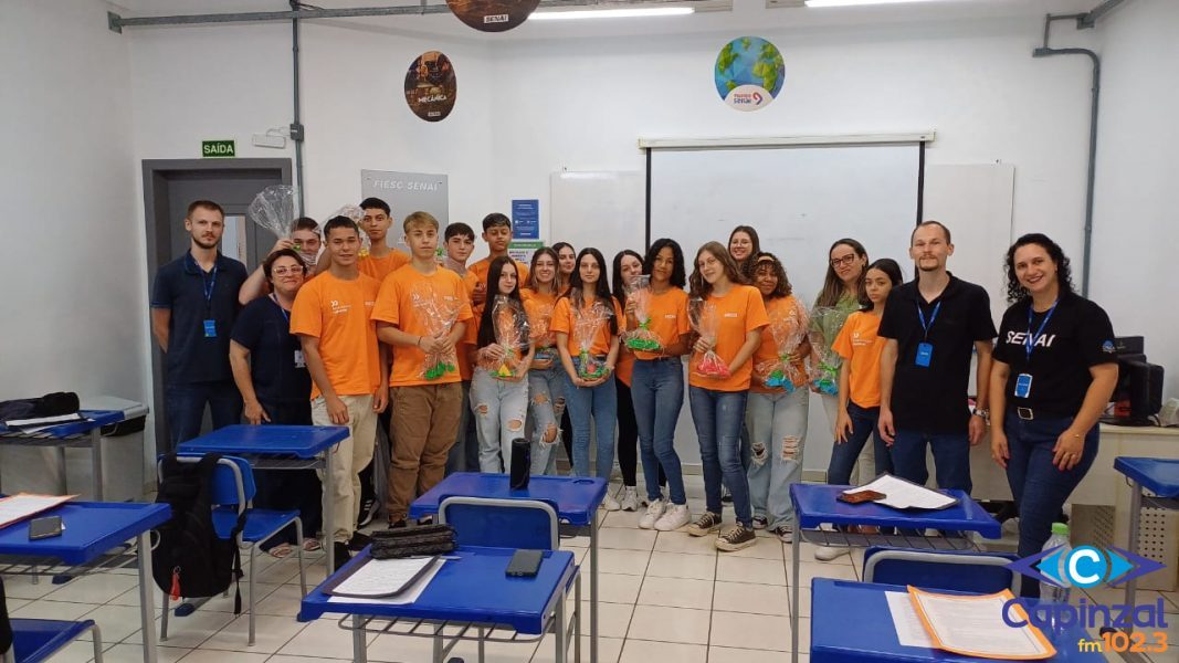 Alunos do Programa Jovem Aprendiz do SESI/SENAI desenvolvem kits pedagógicos para a Escola Kleinubing