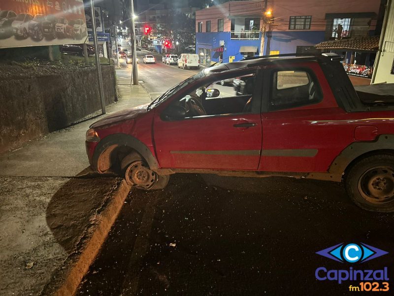 Casal fica ferido após veículo colidir em mureta no centro de Capinzal