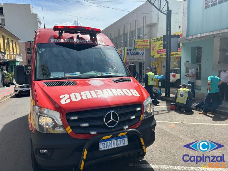 Acidente entre carro e moto deixa jovem ferido no centro de Capinzal