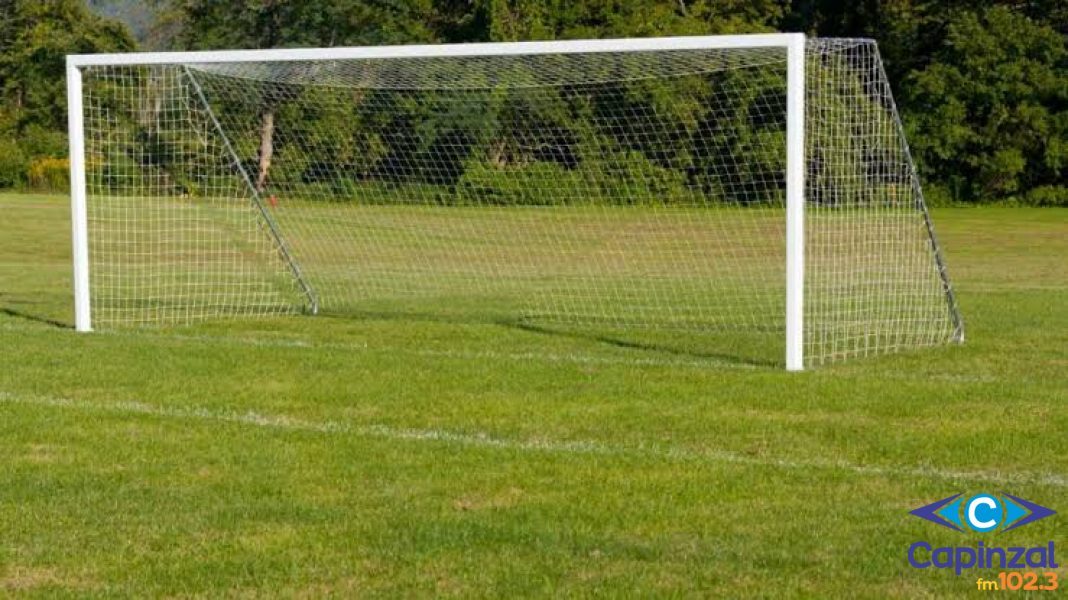 Menino fica ferido após chocar-se com trave de futebol no interior de Ouro