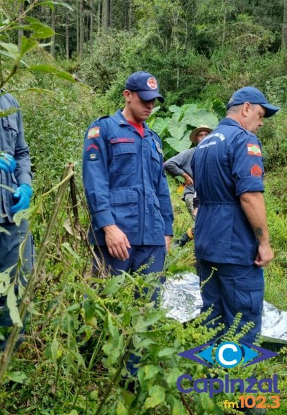 Mulher morre ao sofrer queda e bater a cabeça em pedras tentando arrumar água em morro