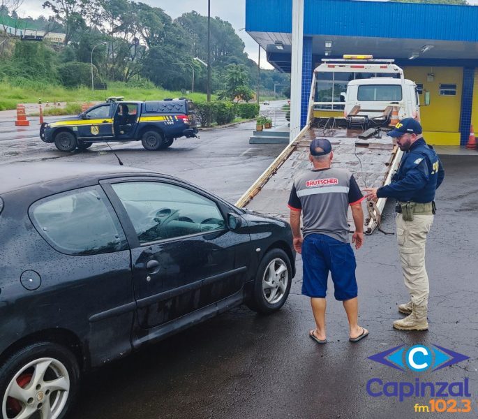 Motorista ultrapassa viatura da PRF e acaba com o veículo guinchado.