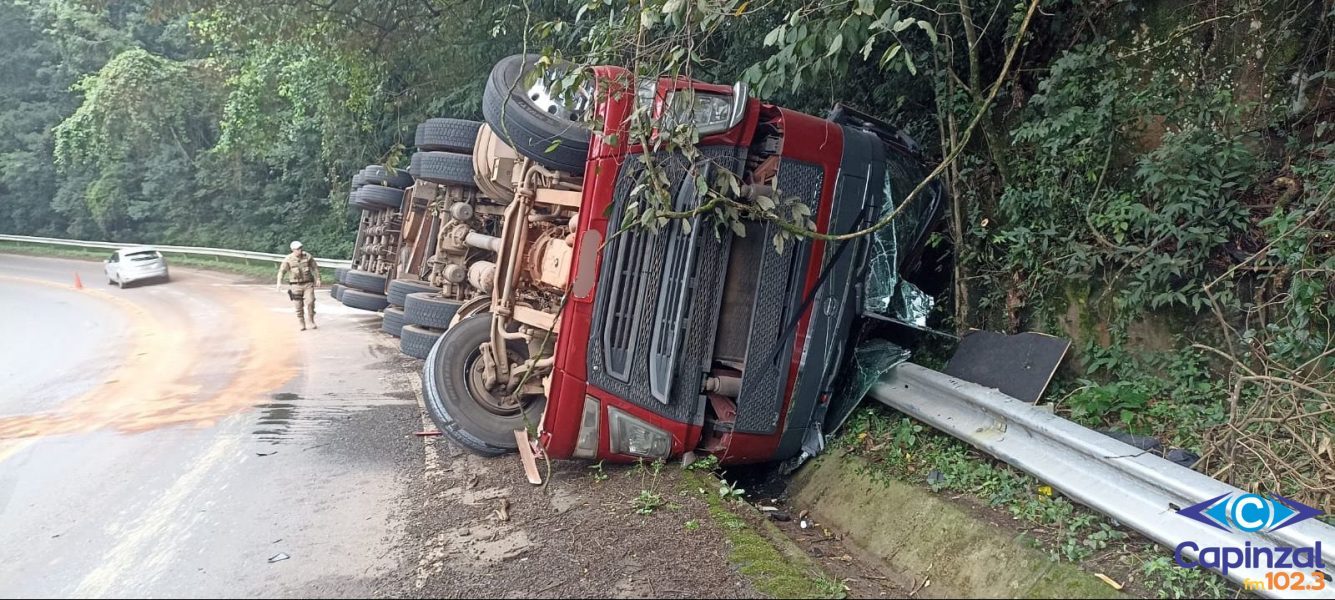 Homem fica gravemente ferido após tombar carreta na SC-150, em Luzerna