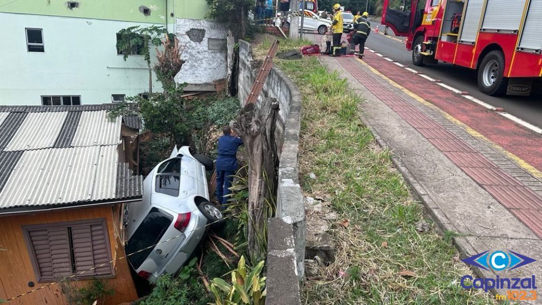 Carro sai da pista e bate contra casa em Joaçaba