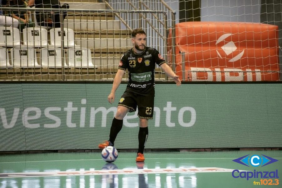 Cirurgia no tornozelo afasta Renan Bazzo das quadras por 3 meses