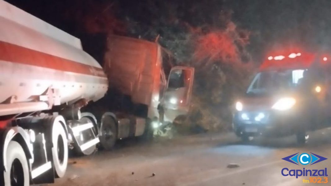 Homem que conduzia caminhão tanque fica ferido após sair de pista e colidir contra barranco