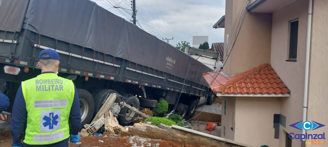 Carreta desgovernada escapa por um triz de colidir casa e para em muro no município de Videira