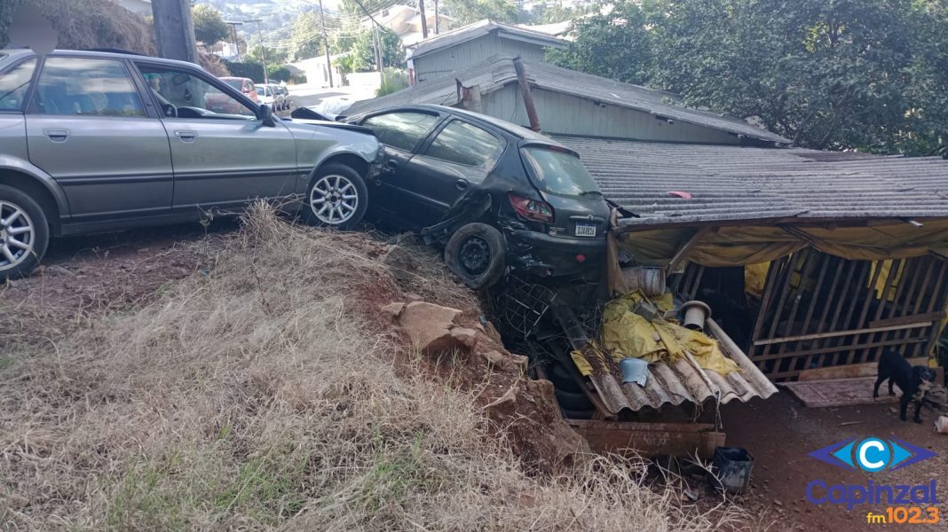 Veículo sai da pista, atinge carro estacionado e quiosque em Capinzal