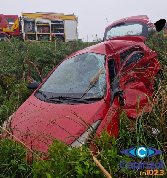 Mulher fica presa nas ferragens após carro colidir contra ônibus escolar na BR-282