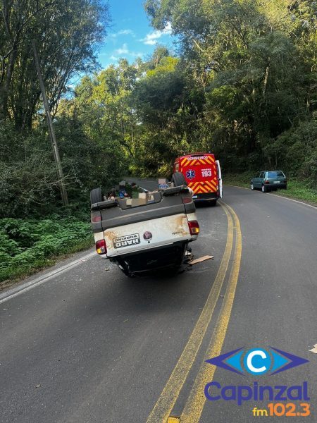 Homem fica ferido após sair de pista e capotar veículo em Salto Veloso