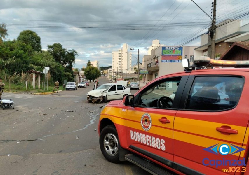 Forte colisão entre dois carros deixa adolescente de 13 anos ferido