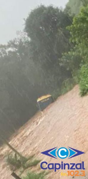 Ônibus com cinco alunos é levado pela correnteza no Distrito de Alegre interior de Capinzal