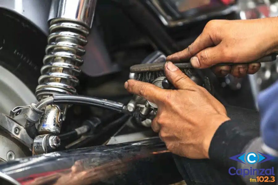 Homem têm olhos atingidos por gasolina enquanto realizava a manutenção em uma moto em Capinzal